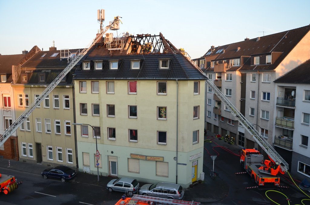 Feuer 3 Dachstuhl Koeln Buchforst Kalk Muelheimerstr P192.JPG